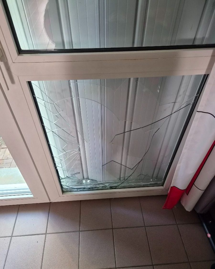 Avant : porte-fenêtre pvc : double vitrage brisé remplacé